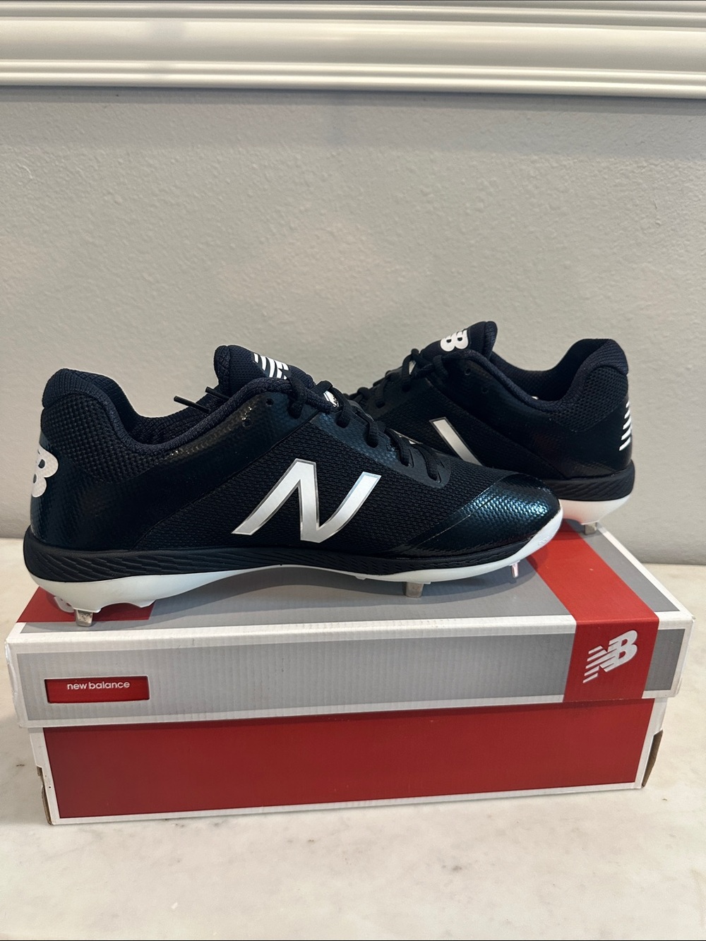 New Balance Men’s Black and White Athletic metal Cleats